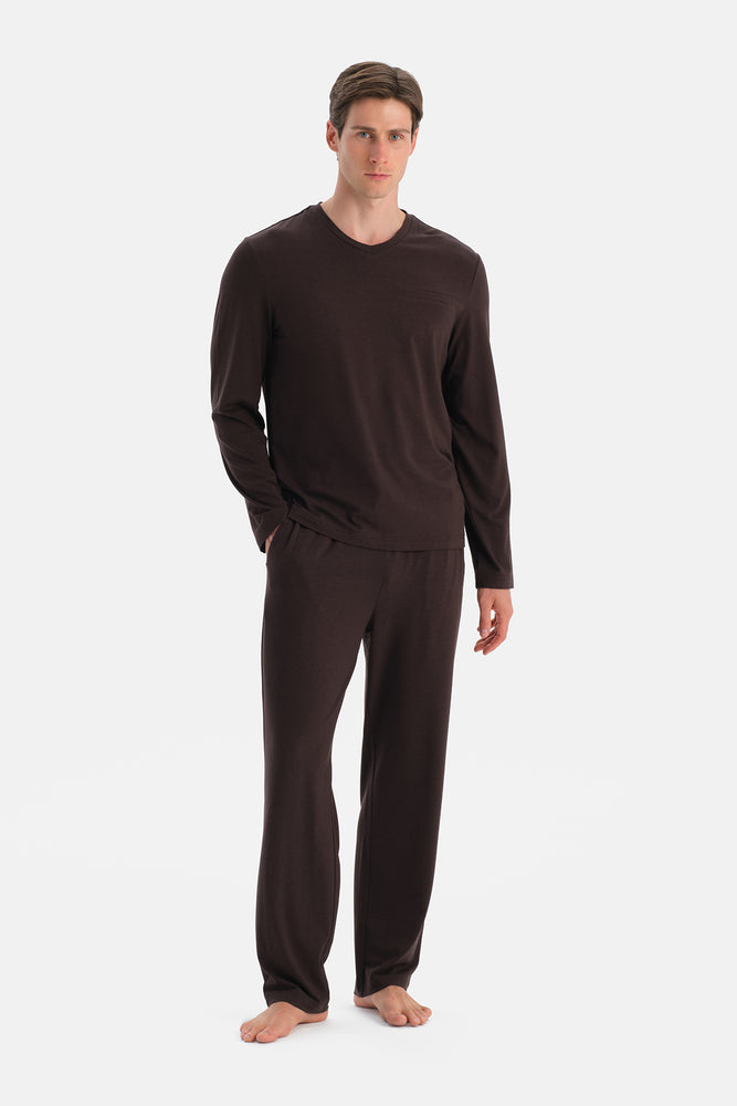 V YAKA CEP DETAYLI TİŞÖRT PANTOLON TAKIM