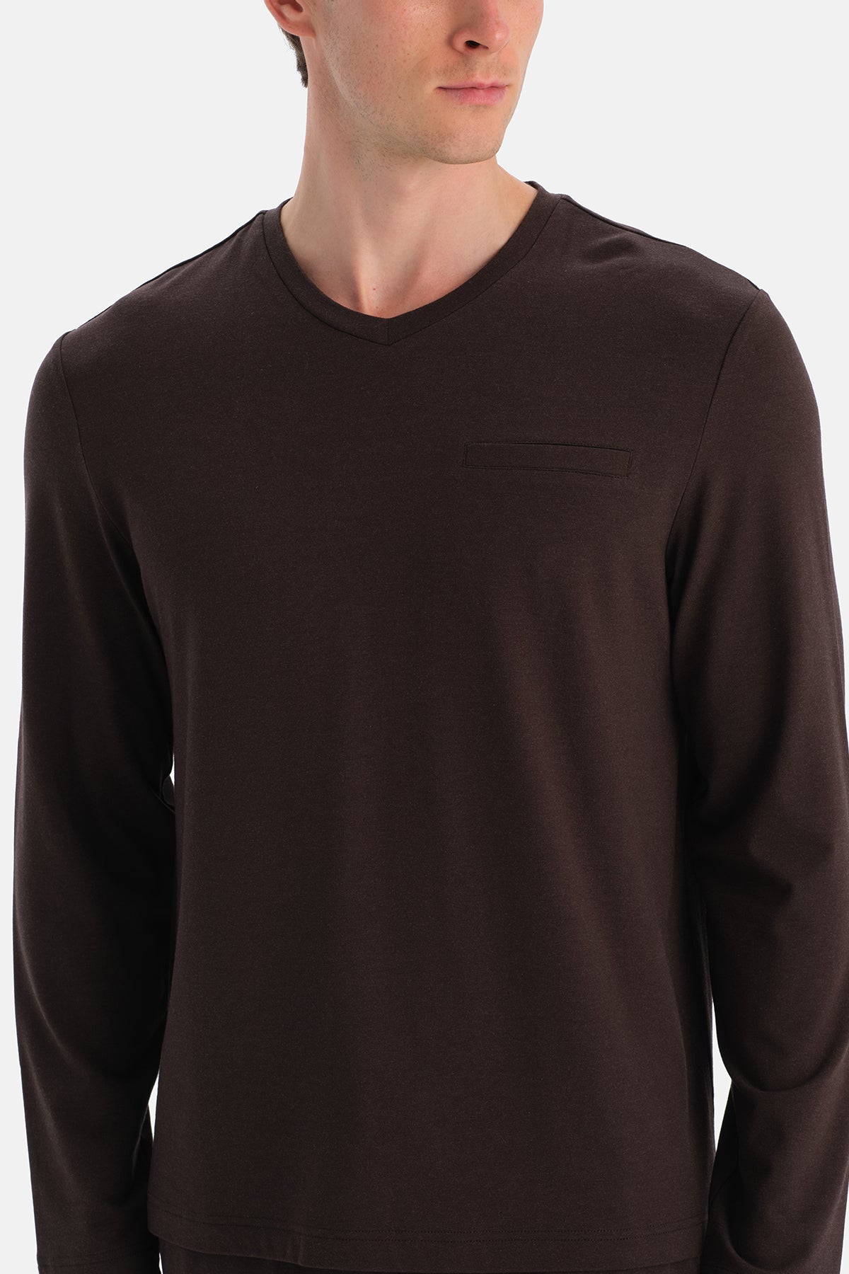 V YAKA CEP DETAYLI TİŞÖRT PANTOLON TAKIM