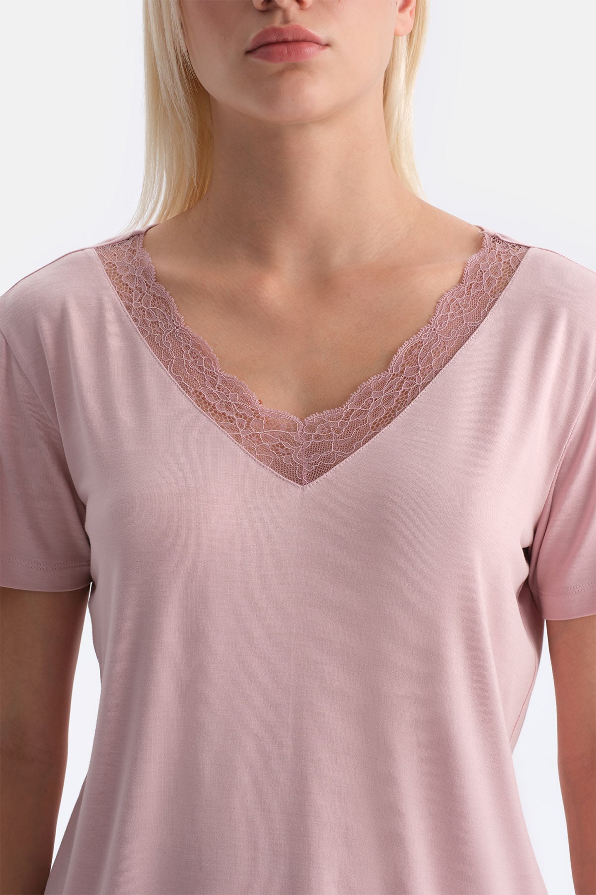 Açık Pembe V Yaka Dantel Detaylı Tişört Pantolon Takım