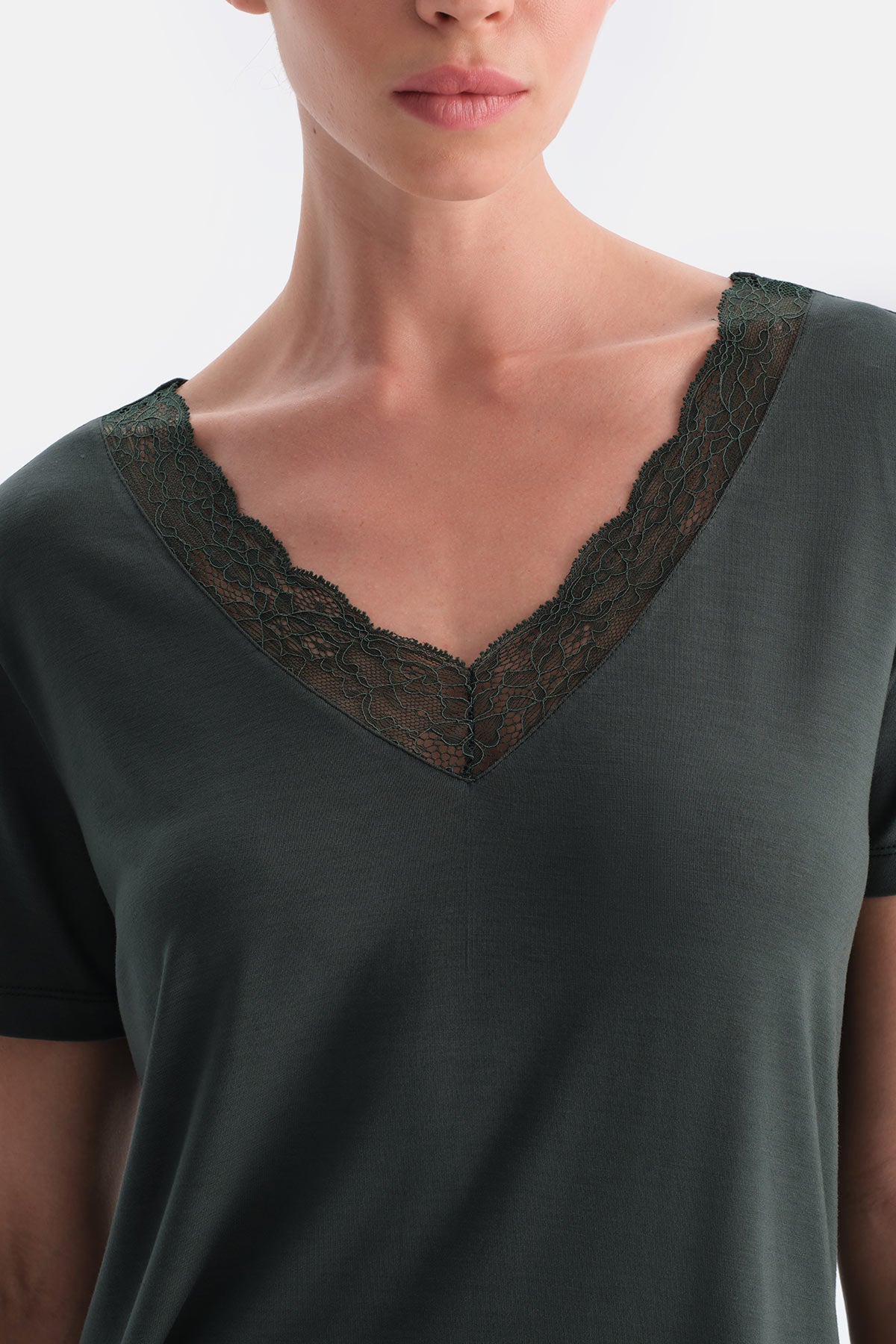 Koyu Yeşil V Yaka Dantel Detaylı Tişört Pantolon Takım