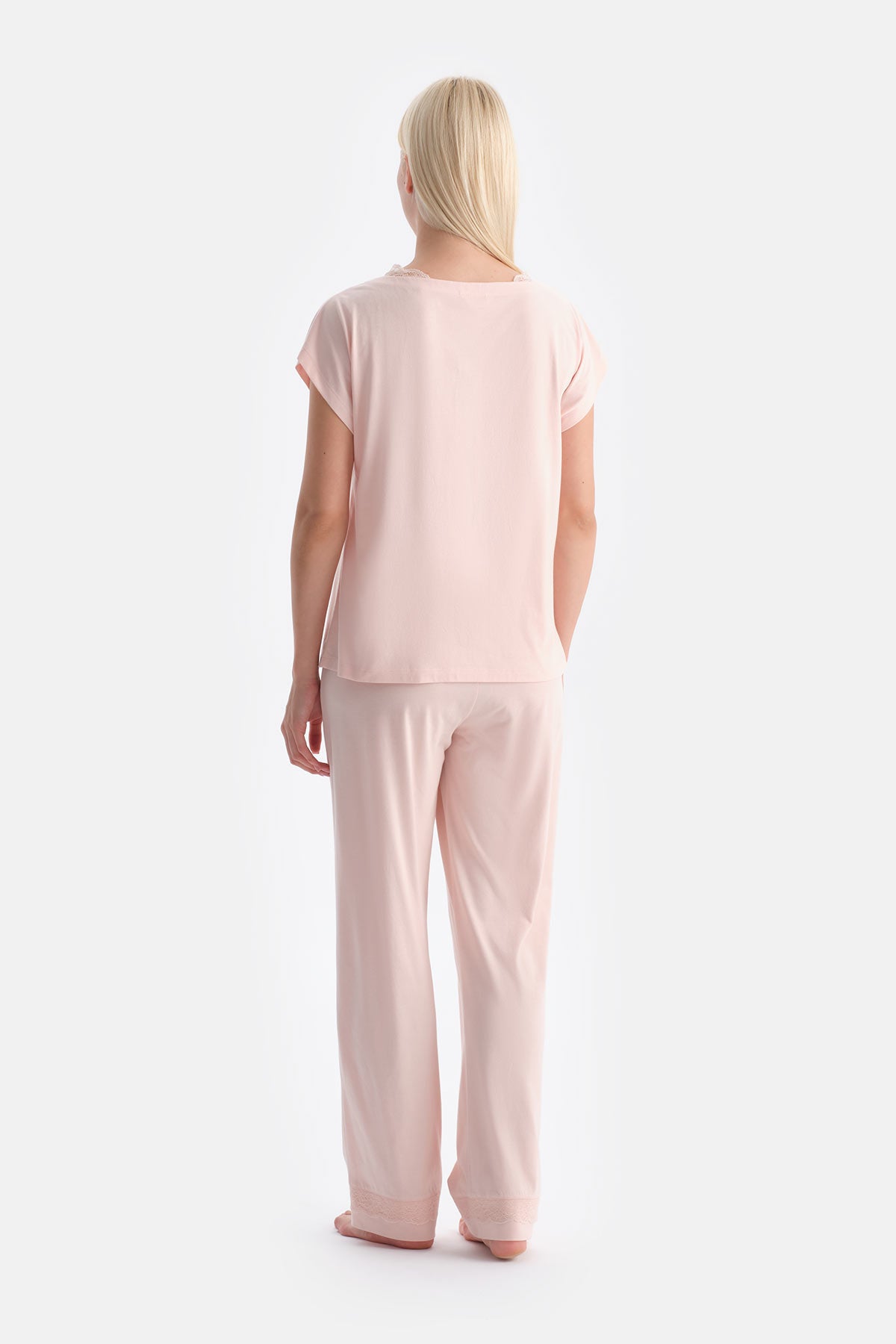 Açık Somon Dantel Detaylı Kayık Yaka Tişört Pantolon Takım