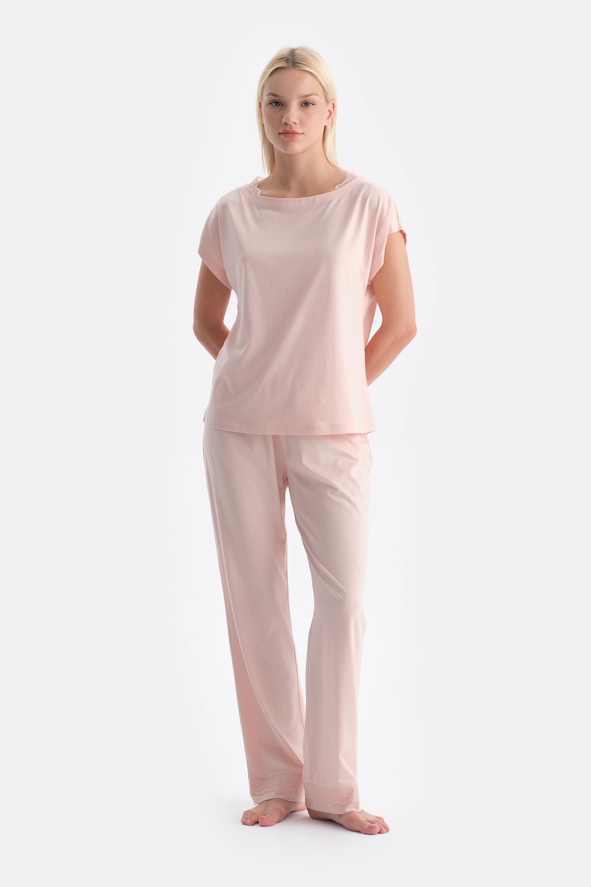 Açık Somon Dantel Detaylı Kayık Yaka Tişört Pantolon Takım