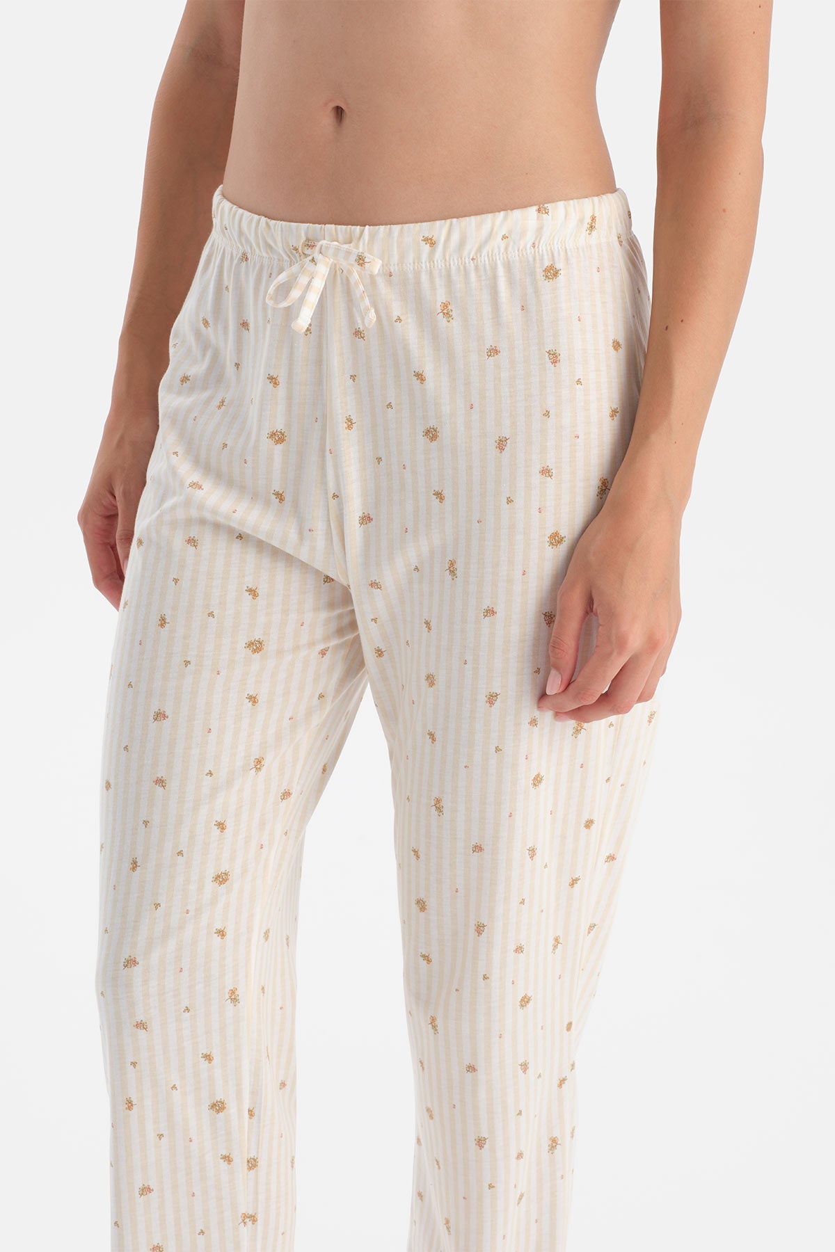 Ekru Çiçek Desenli Gömlek Pantolon Takım