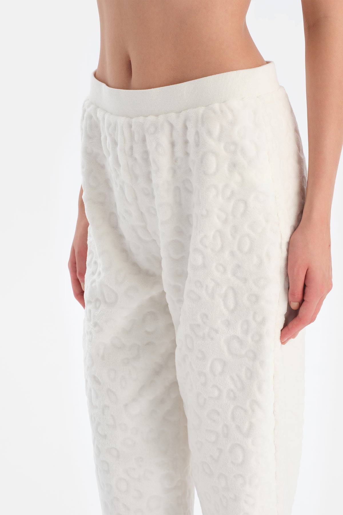 Ekru Leopar Desenli Kadife Tişört Pantolon Takım