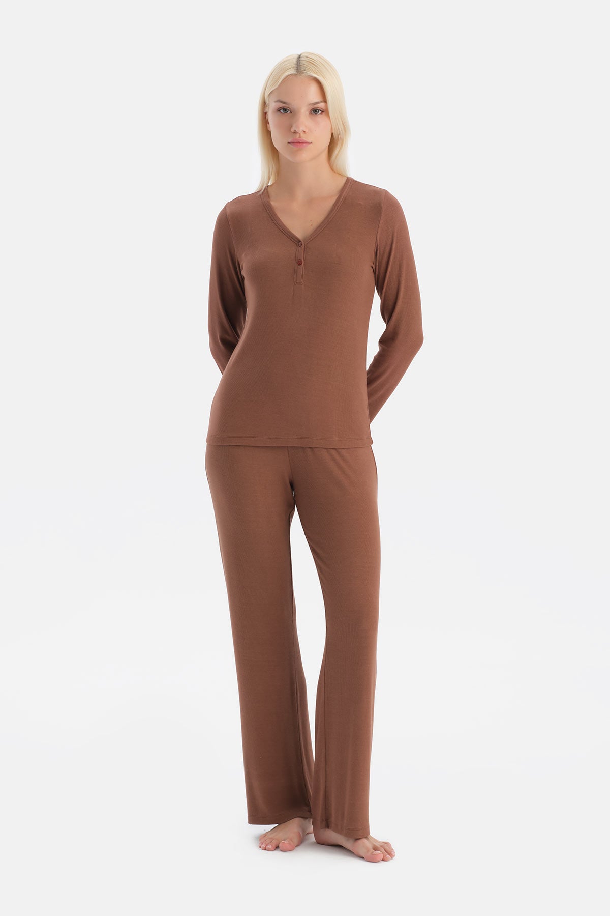 Sütlü Kahve V Yaka Kaşkorse Tişört Pantolon Takım