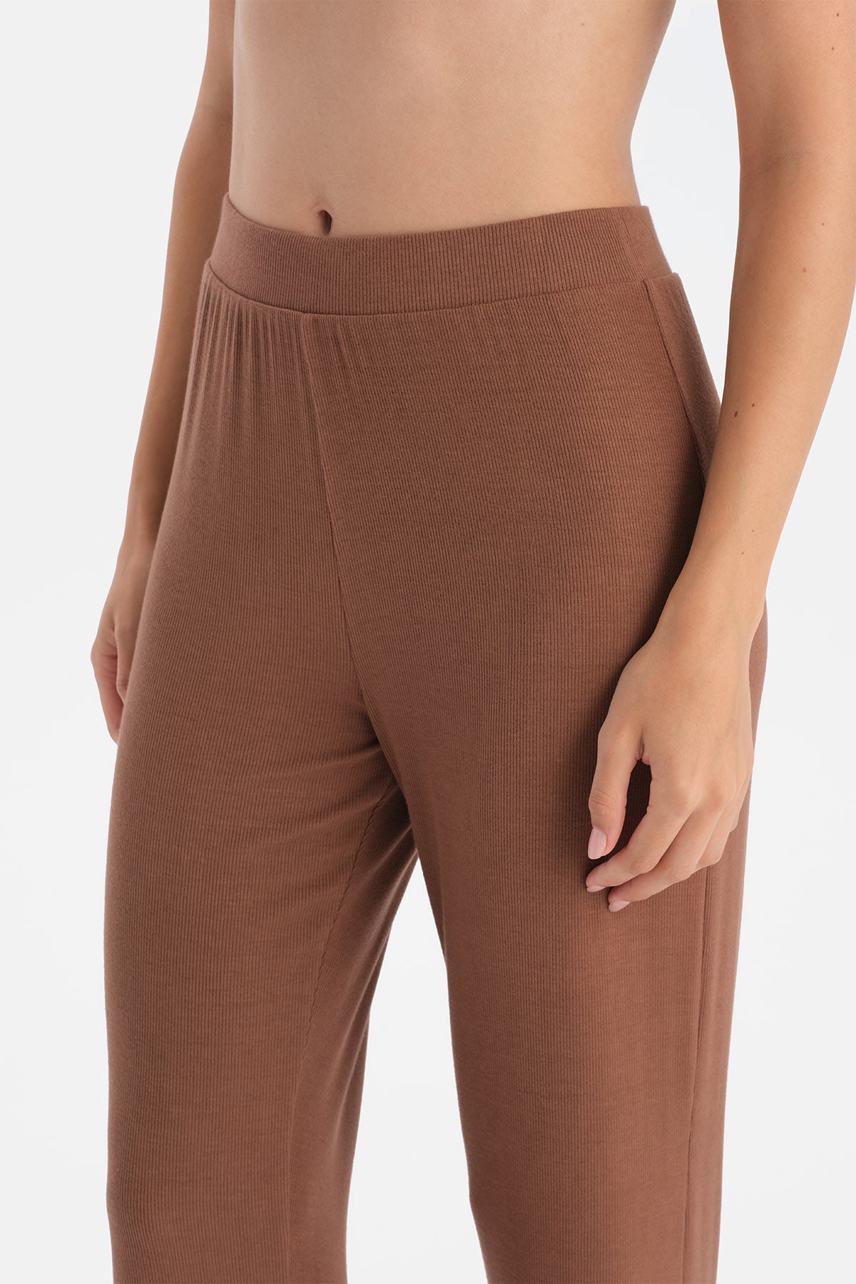 Sütlü Kahve V Yaka Kaşkorse Tişört Pantolon Takım