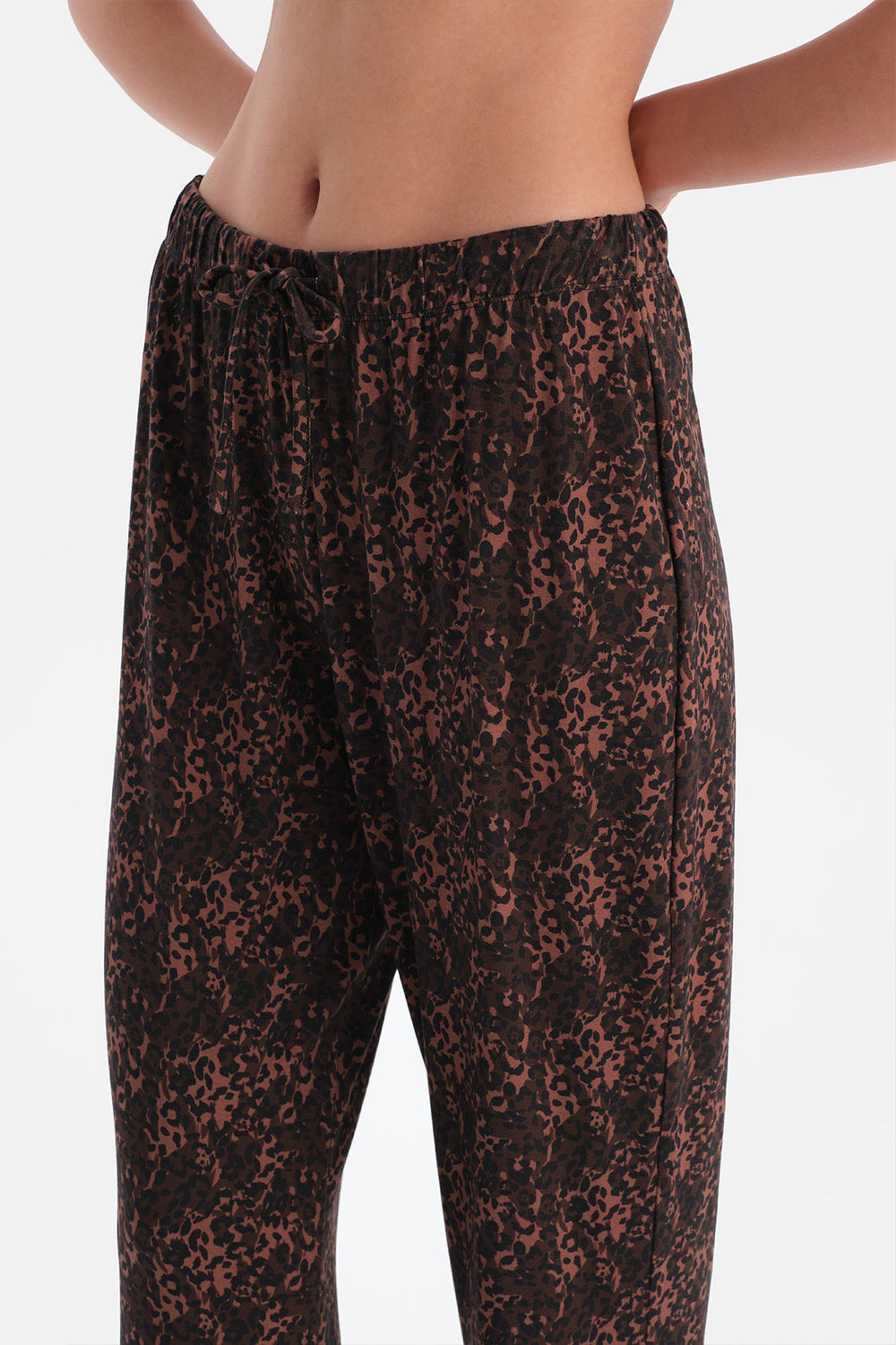 Koyu Kahve Leopar Desenli Kayık Yaka Tişört Pantolon Takım