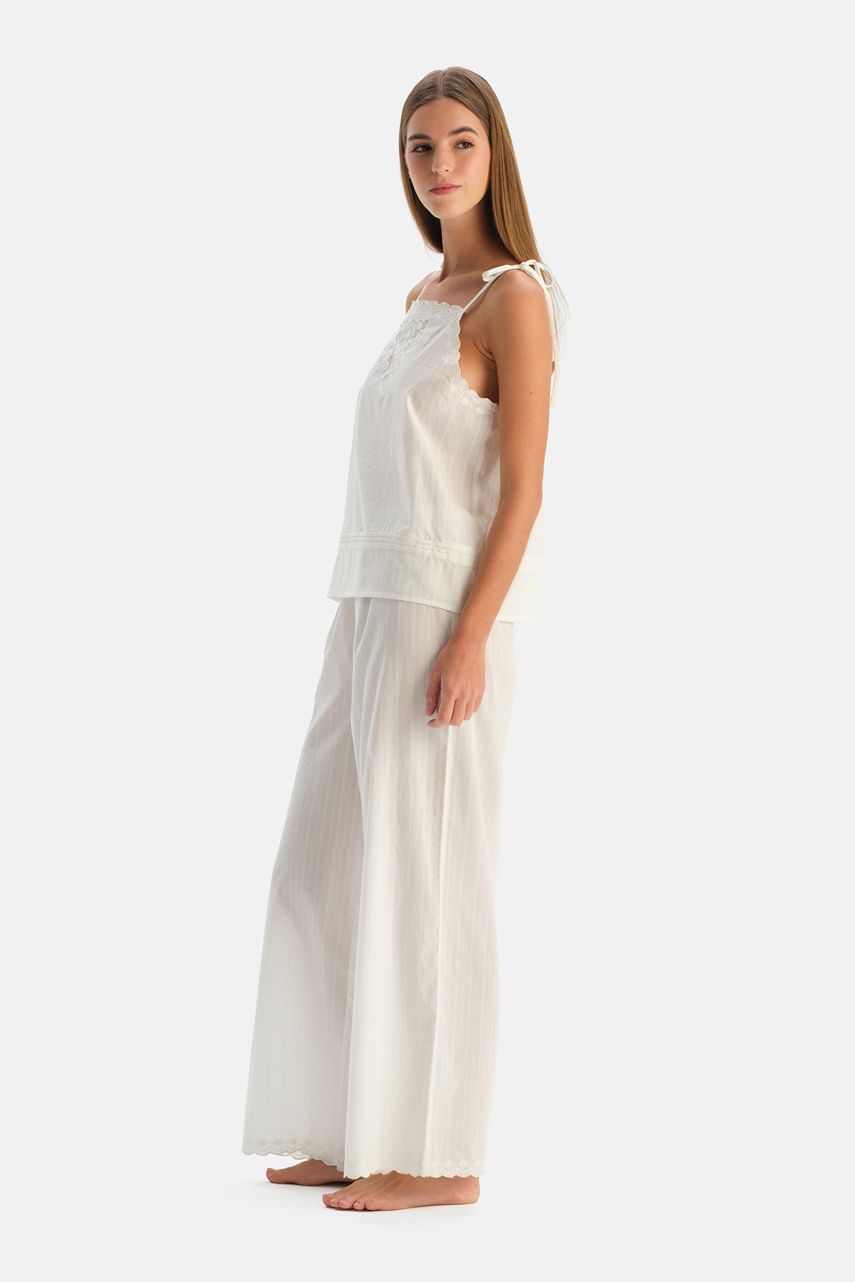 Beyaz Dantel Detaylı Dokuma Camisole Pantolon Pijama Takımı