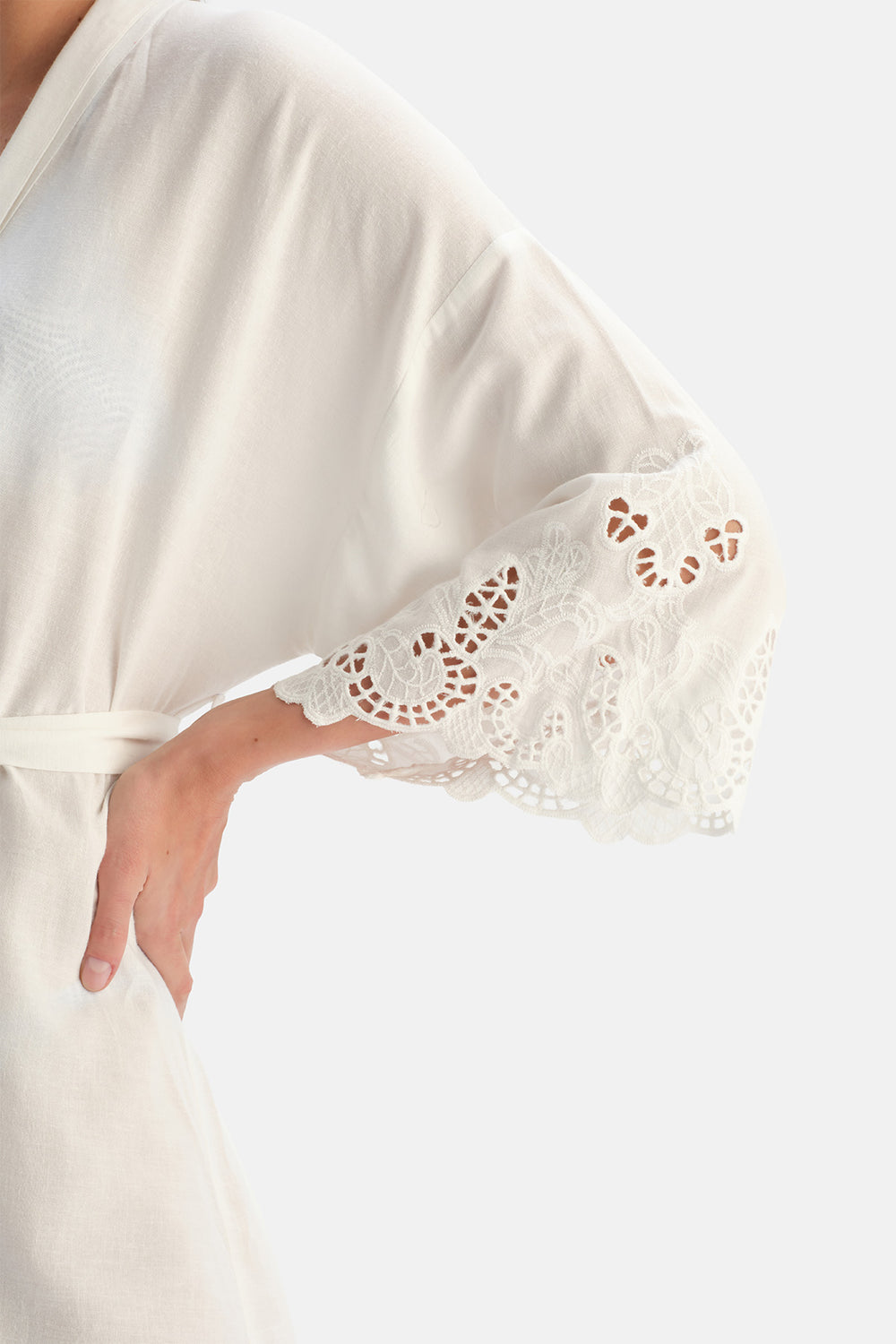 Beyaz Fisto İşlemeli Kısa Kimono