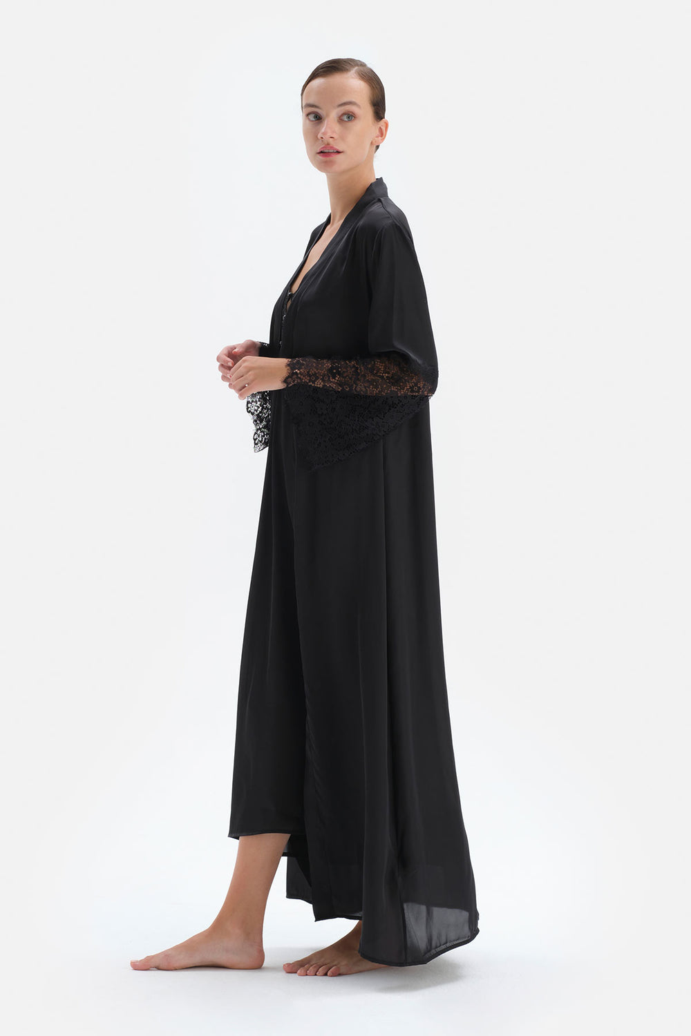 BLACK ROBE