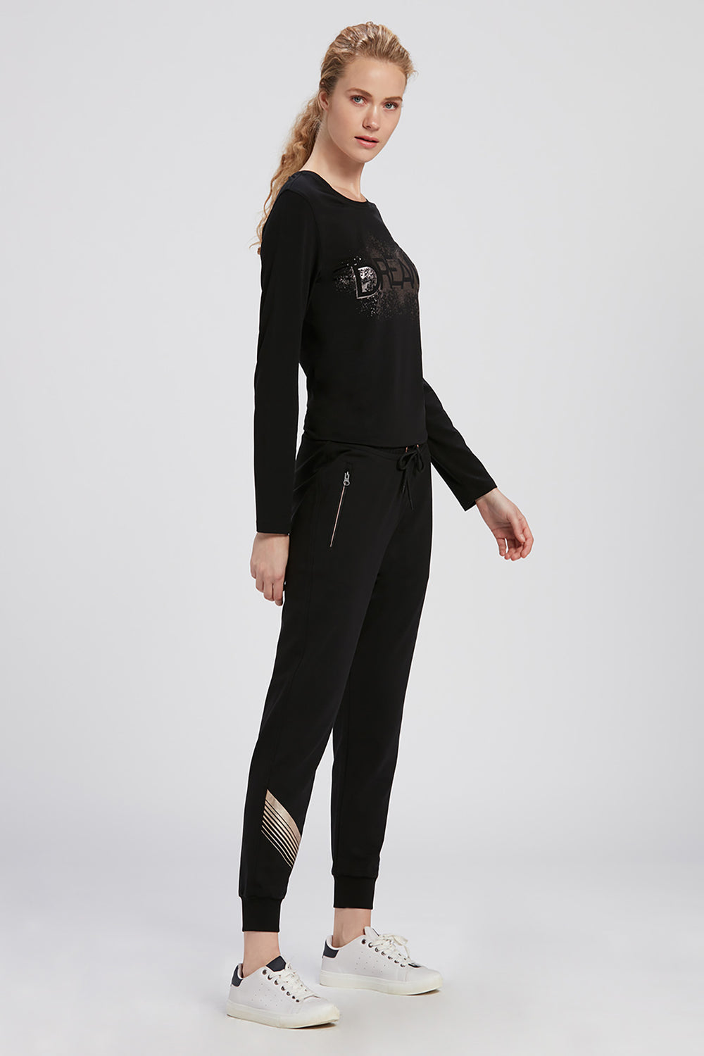 BLACK T-SHIRT