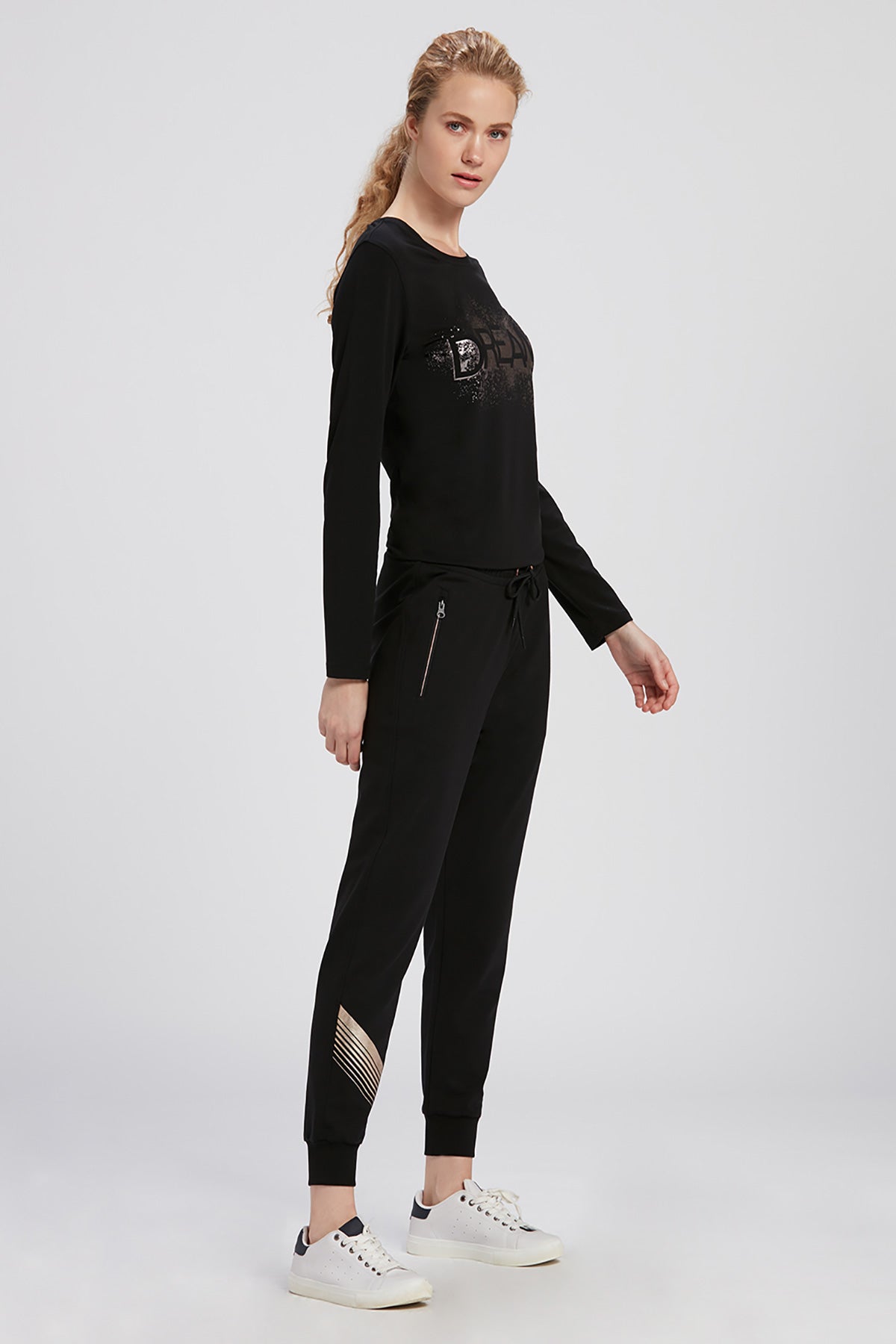 BLACK T-SHIRT