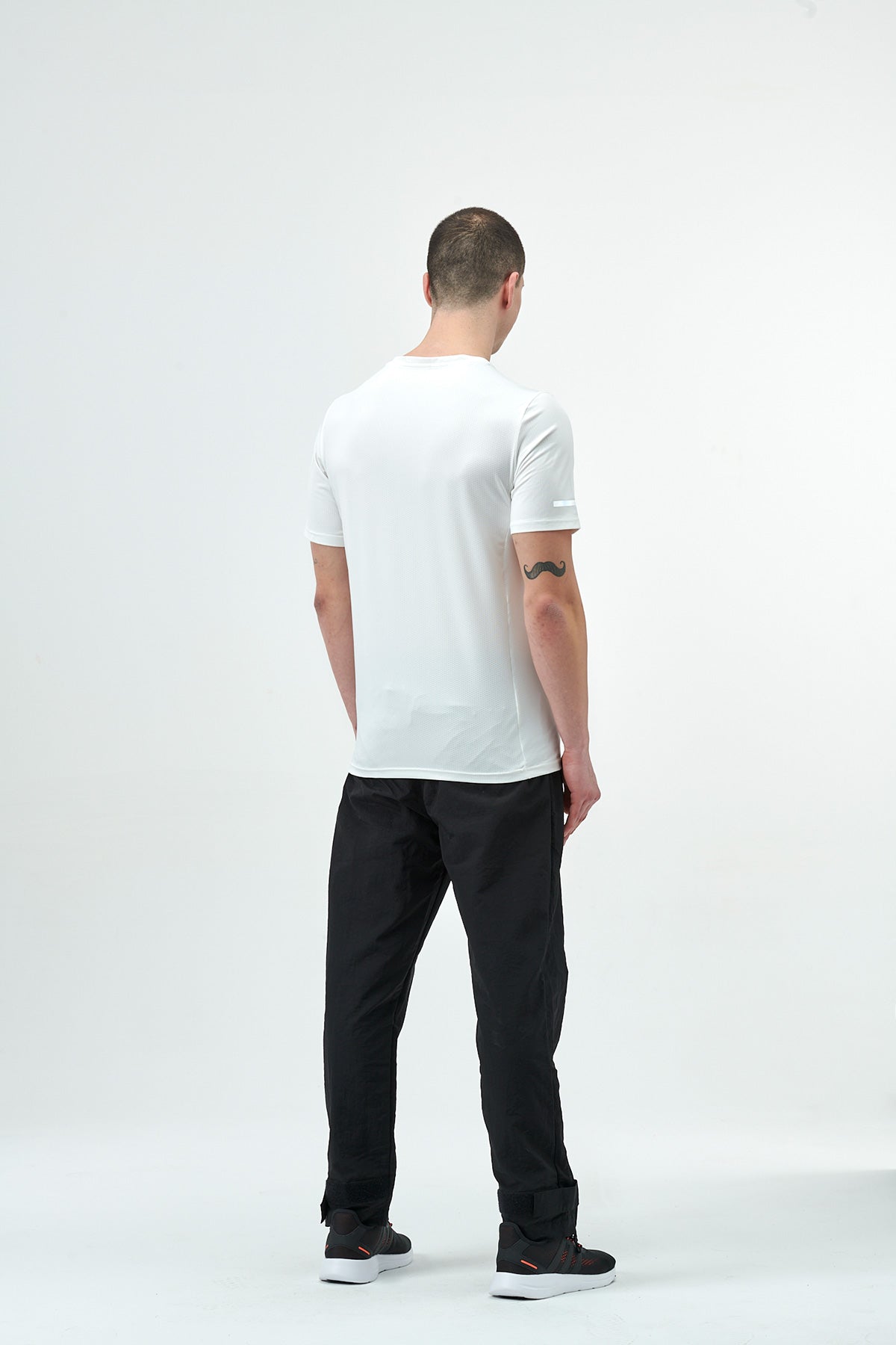 WHITE T-SHIRT